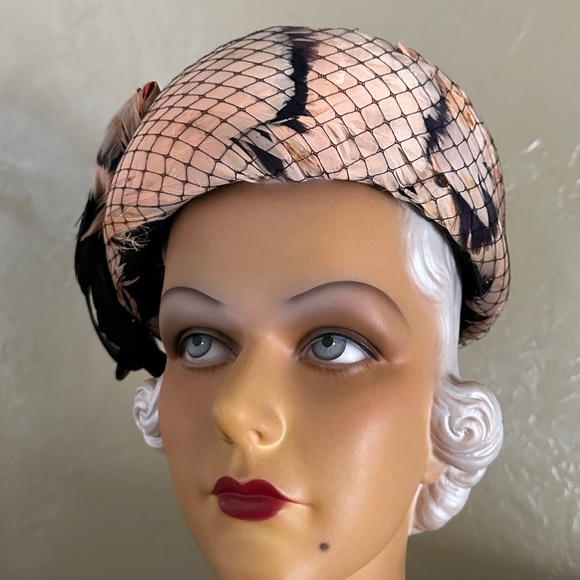 EXQUISITE 1940s\' BROWN STRAW HAT - PINK FEATHER TRIM + FEATHER \